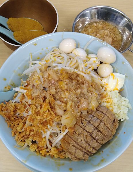 「坦々汁なし+カレー粉✖2､うずら」@麺屋 顎で喰らえの写真