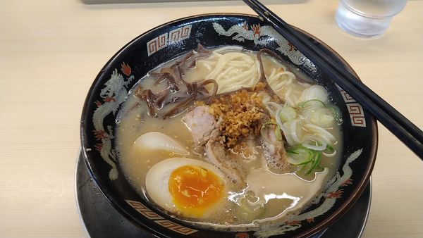 「半熟煮玉子入り豚とろラーメン」@鹿児島ラーメン 豚とろ 天文館本店の写真