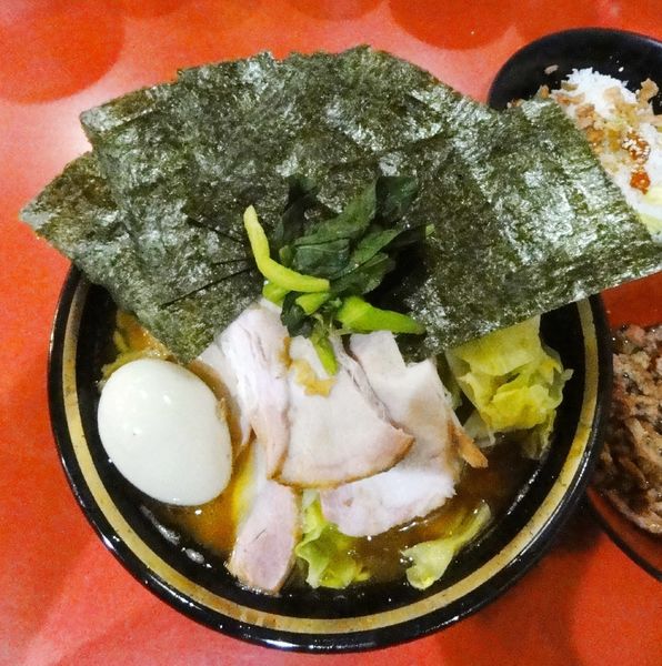 「大盛チャーシュー麺1120円硬め少し多め、その他」@家系総本山 ラーメン吉村家の写真