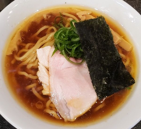 「「黒さつま鶏」醤油 手もみ麺 ９５０円」@特級鶏蕎麦 龍介 PLAY atre TSUCHIURA店の写真