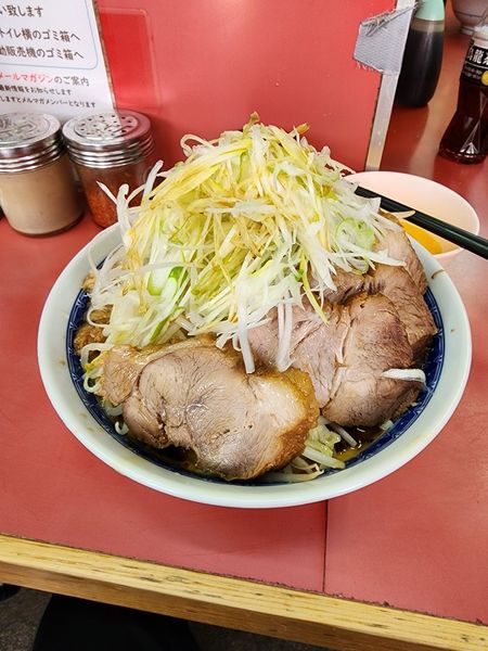 「小豚汁なし  つけ味  ネギ  生たまご」@ラーメン二郎 桜台駅前店の写真