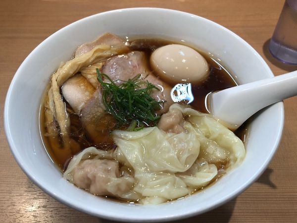 「特製醤油らぁ麺1100+雲呑200円+替玉150円」@らぁ麺 はやし田 横浜店の写真