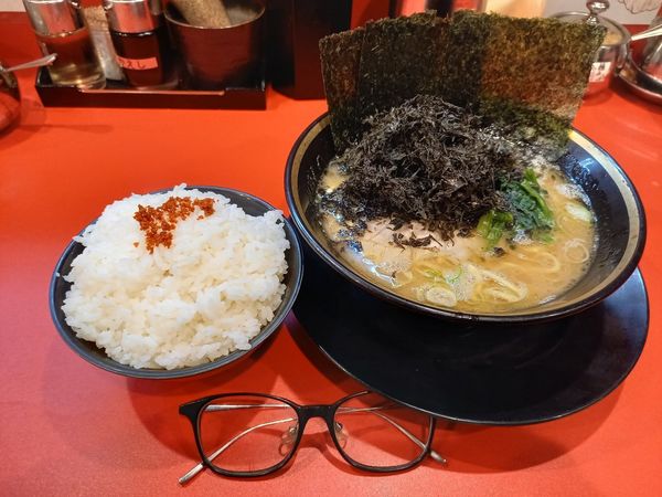 「朝ラーメン(硬め・多め)岩のり」@横浜家系ラーメン 志田家 蒲田店の写真