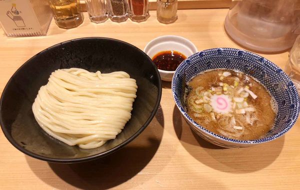 「つけめん(並盛)＋別皿辛味 900円＋50円」@頑者の写真