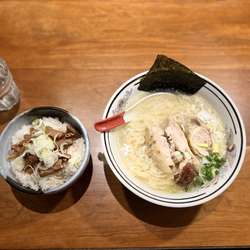 金目鯛とあさりの極旨らー麺(塩)ともつ煮込みご飯の定食