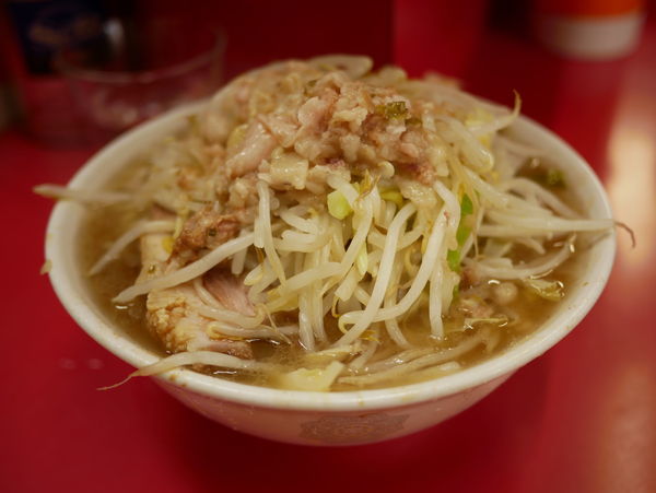 「小 麺硬め 脂＋辛目」@ラーメン二郎 三田本店の写真