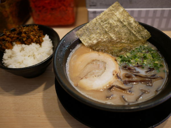 「らーめん 粉落とし＋ライス＋替え玉 粉落とし」@九州とんこつらーめん ひらさわの写真