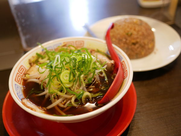 「中華そば（小）麺硬め＋焼き飯（並）」@新福菜館 秋葉原店の写真
