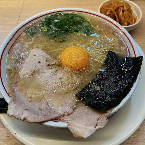 「生卵入り淡口豚骨ラーメン」@空ノ色 王子店の写真