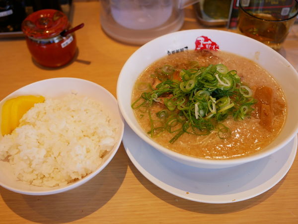 「ラーメン 並 麺30秒硬め＋脂多め＋セルフ辛目＋セルフ辛いの」@京都銀閣寺 ますたにラーメン 室町店の写真
