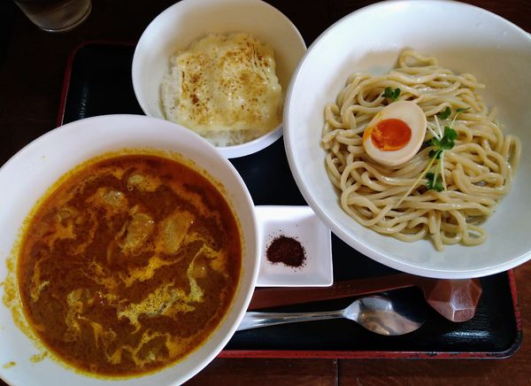 「【限定】チキントマトカレーつけ麺（チーズライス付）￥1050」@和風らーめん 凪の写真
