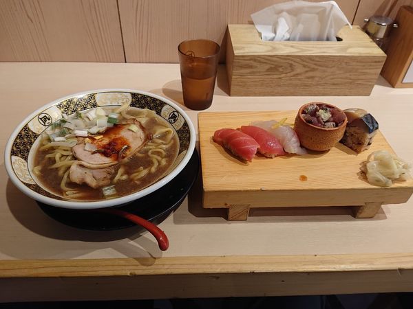 「すごい煮干しラーメン 醤油 赤酢五貫寿司」@すごい煮干ラーメン野毛 すし 釣りきんの写真