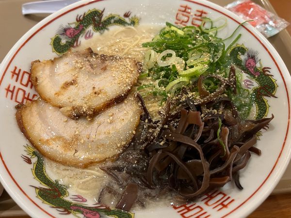 「ラーメン大盛バリカタ850円」@博多だるま JAPAN MARK IS みなとみらい店の写真