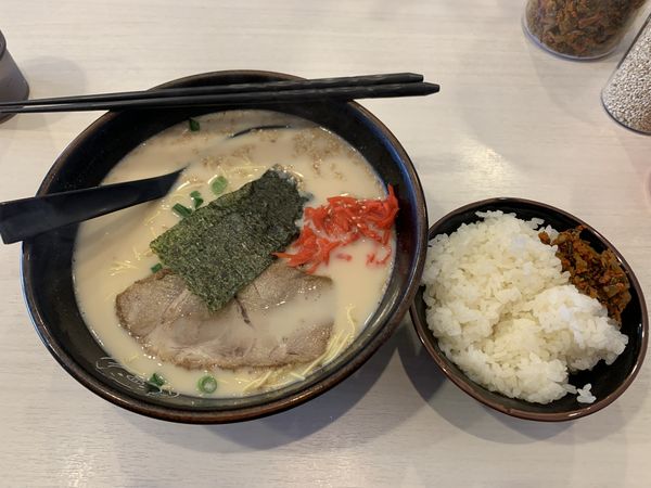 「博多ラーメン650円＋無料半ライス」@博多ラーメン 長浜や 府中店の写真