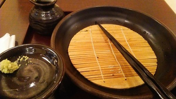 「ざるそば 810円＋大盛 230円」@そば傳 西新井アリオ店の写真