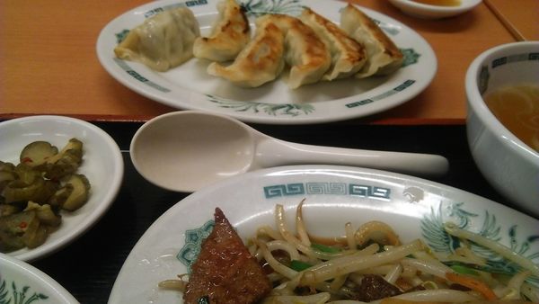 「餃子(6個) 270円+ニラレバ炒め定食 740円」@日高屋 西新井西口店の写真