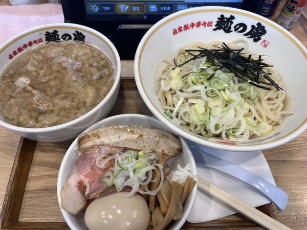 「肉盛りつけ麺　アブラ増し　虜丼」@自家製中華そば 麺の虜の写真