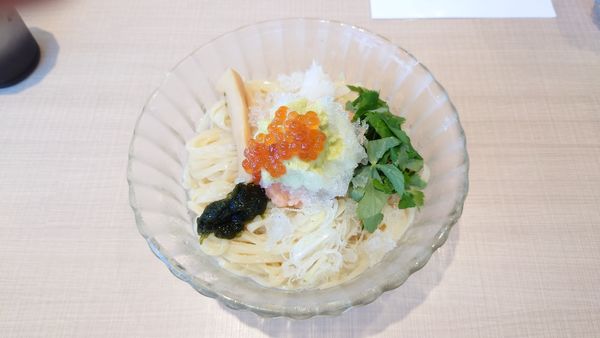 「【限定】サーモンとイクラの山葵和え麺（カキ氷） 1100円」@㐂りん食堂の写真