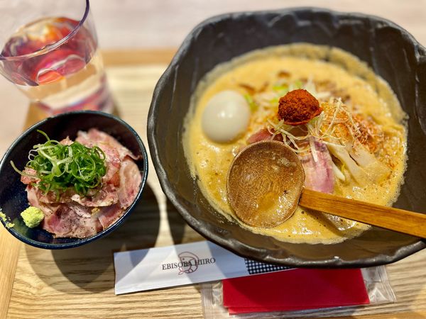 「辛味噌濃厚えびそば+味玉+ミニローストポーク丼」@えびそば 緋彩の写真