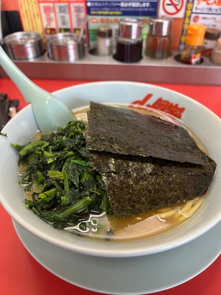 「醤油ラーメン　ほうれん草」@山岡家 越谷レイクタウン店の写真