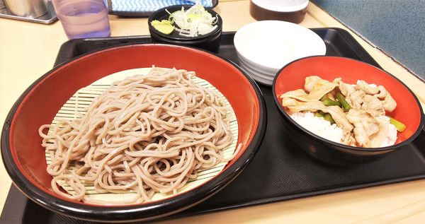 「【期間限定】ミニ豚肉とニンニクの芽丼セット(もりそば)+温玉」@名代 富士そば 水道橋店の写真