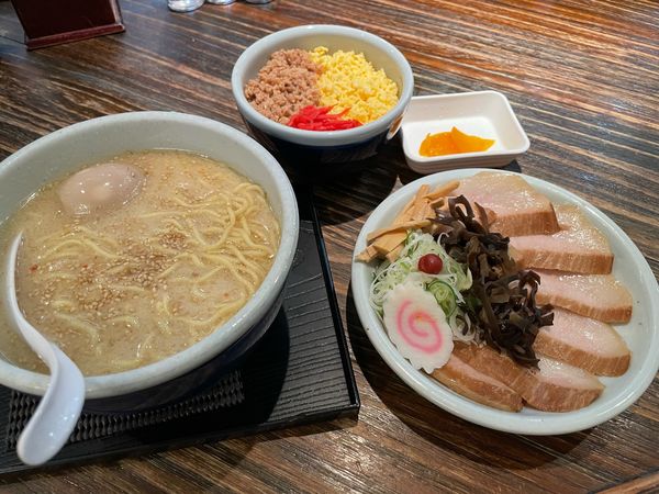 「特選とろ肉 らーめん + 半熟味玉 + そぼろご飯定食」@らーめん 山頭火 越谷イオンレイクタウン店の写真