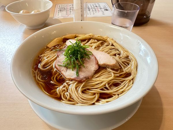 「醤油らぁ麺」@らぁ麺 はやし田 味の素スタジアム店の写真