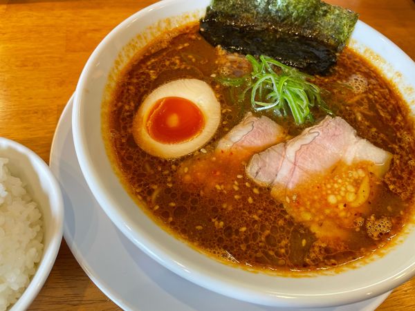 「辛味噌ラーメン／2辛（880円）＋ライス（無料）」@麺屋そのかの写真