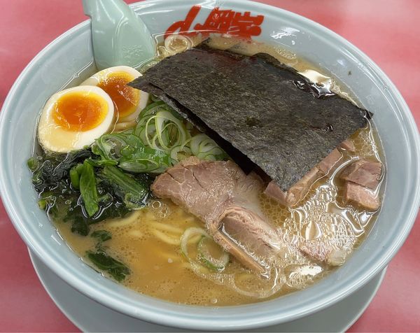 「醤油ラーメン 大盛 コロチャー・味付玉子トッピング」@山岡家 千葉中央区店の写真