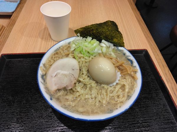 「中華そば・味玉・大盛り」@舎鈴 東京サンケイビル店の写真