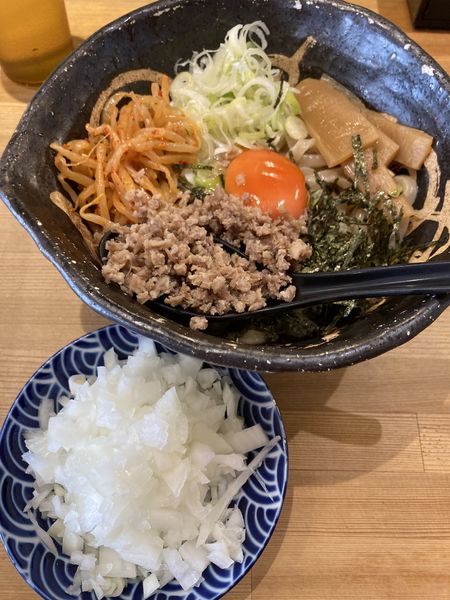 「辛まぜそば¥900+玉ねぎ¥100」@麺屋 蝉 関大前店の写真