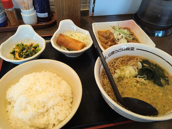 「パンチセット+蕎麦大盛り+ライス大盛り+ミニ春巻き」@山田うどん食堂 武蔵藤沢店の写真