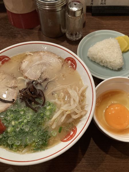 「ラーメン、おにぎり一個」@ラーメン 唐そば 渋谷2丁目店の写真