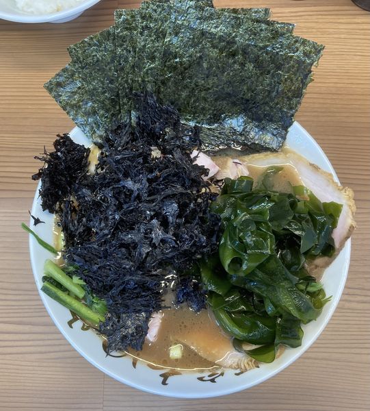 「上特選ラーメン+大船渡直送わかめ+三重県産黒バラ海苔」@麺家 たいせいの写真