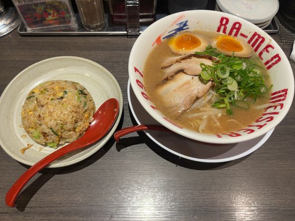 「とんこつラーメン　半熟味玉入り　半チャーハンセット」@希望軒 あまがさきキューズモール店の写真
