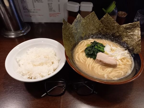 「豚骨醤油ラーメン。9周年記念祭500円。ライス、のり」@横濱家系 豚骨醤油ラーメン 蒲田 いっ家の写真