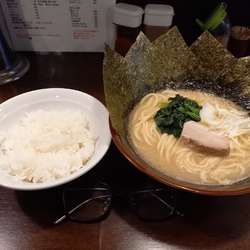 豚骨醤油ラーメン。9周年記念祭500円。ライス、のり