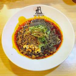 黒ごま汁なし担担麺 950円