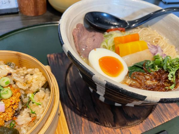 「白湯麺／豚ホホ肉（950円）,台湾炊き込みごはん（300円）」@ORIBEの写真