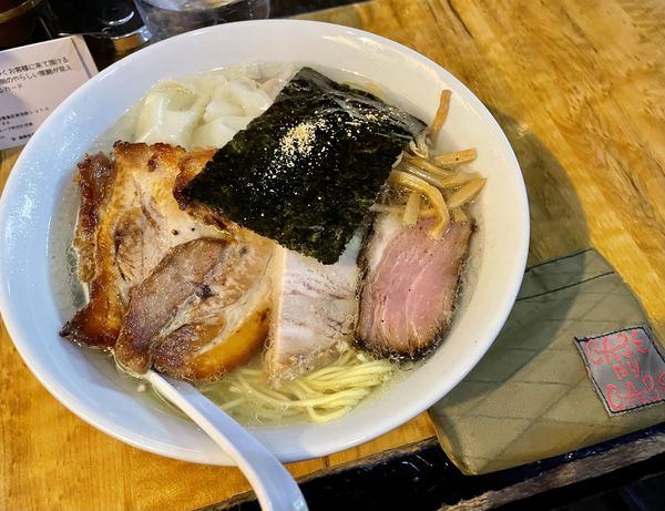 「塩ワンタンそば＋チャーシュー」@塩そば 桑ばらの写真