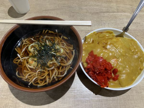 「半そば240₊ミニカレーライス400⁼640円」@名物 万代そばの写真