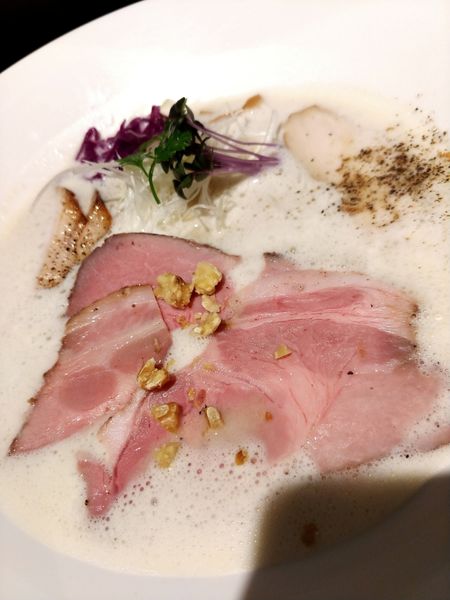 「“旨泡”白湯らー麺」@らー麺 れとろやの写真