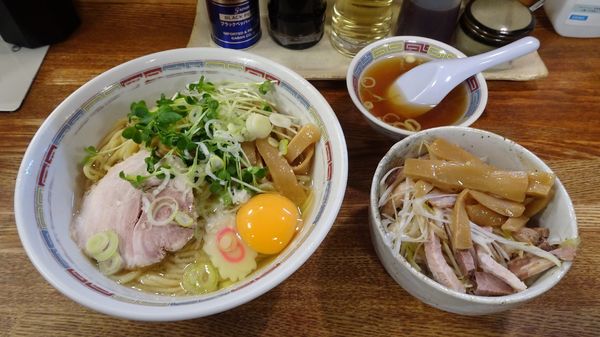 「油そば（750円）＋大盛（100円）＋生玉子＋チャーシュー丼」@宝華らぁめんの写真