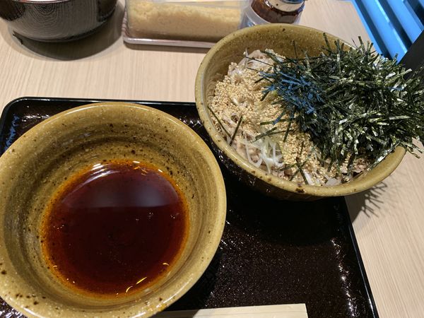 「肉そば(500円) ※オープン記念特別価格」@なぜ蕎麦にラー油を入れるのか。 五反田店の写真