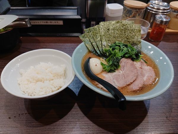 「ラーメン全部のせ ほうれん草 半ライス」@横浜家系らーめん侍 渋谷本店の写真