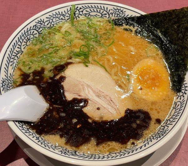 「熟成醤油黒とんこつラーメン 替玉 チャーハンセット中」@丸源ラーメン 市川大野店の写真