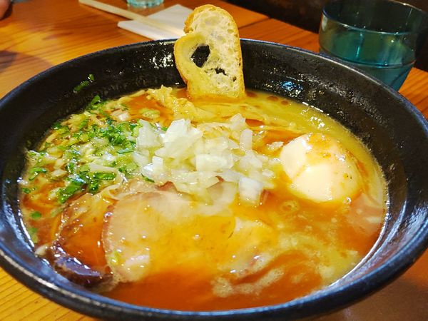 「鶏そば（エビ風味） 910円　味玉　特製餃子」@はりけんラーメン 南店の写真