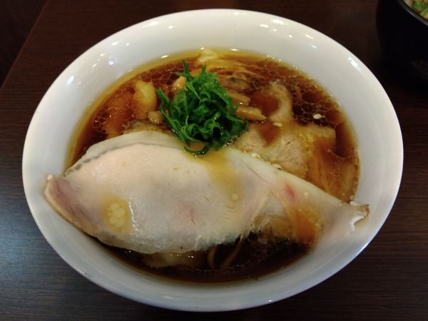 「醤油ラーメン＋ワンタン＋チャーシューご飯」@とものもとの写真