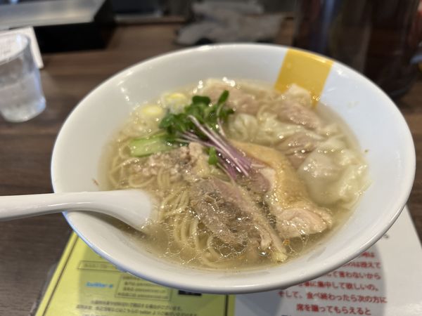 「塩生姜らー麺ワンタン入り」@塩生姜らー麺専門店 MANNISH 神田西口店の写真