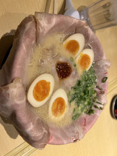 「特製こぼれチャーシューSP」@モヒカンらーめん 博多デイトス店の写真